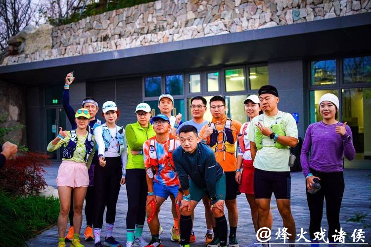 在海拔48米的“山”上跑越野?来看都市跑团如何“整活儿” 在海拔48米的“山”上跑越野?来看都市跑团如何“整活儿”